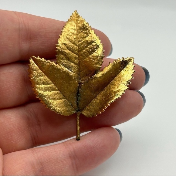 Vintage Textured Matte Gold Tone Maple Leaf Brooch Fall Nature Tree Realistic - Picture 1 of 7